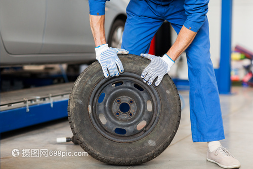 汽车服务,维修,维护人的汽车技工与车轮轮胎车间汽车车间车轮轮胎机械师