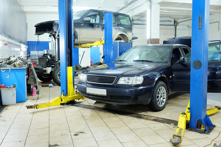 车在车库里具有特种设备维修准备